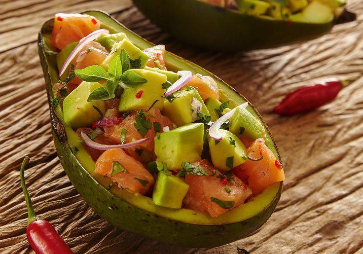 Салат с лососем, авокадо и апельсиновой заправкой – кулинарный рецепт