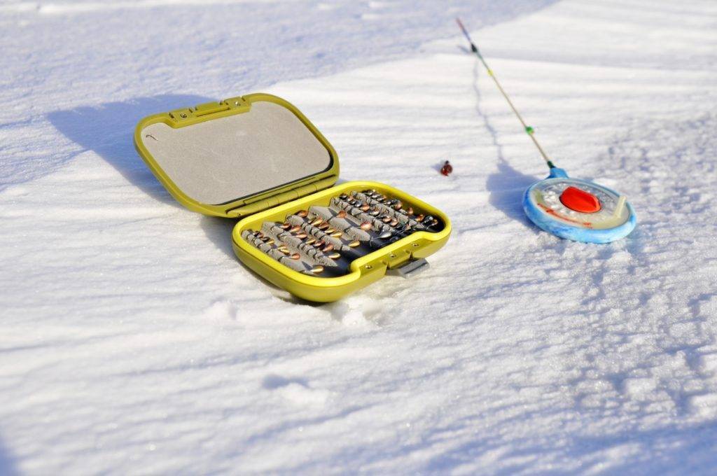Снасти для зимней рыбалки: экипировка, зимняя удочка, приманки