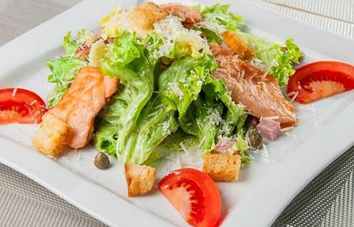 Салат цезарь с креветками – классический простой рецепт