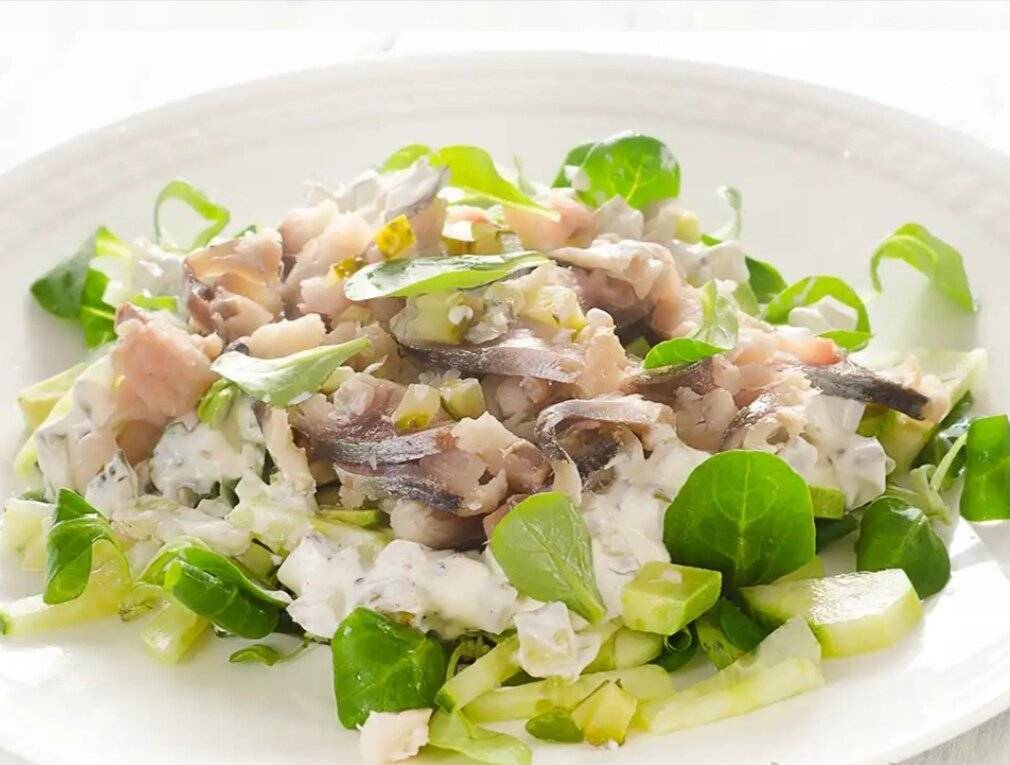 Салат с рыбой горячего копчения - сытная закуска для праздничного застолья: рецепт с фото и видео