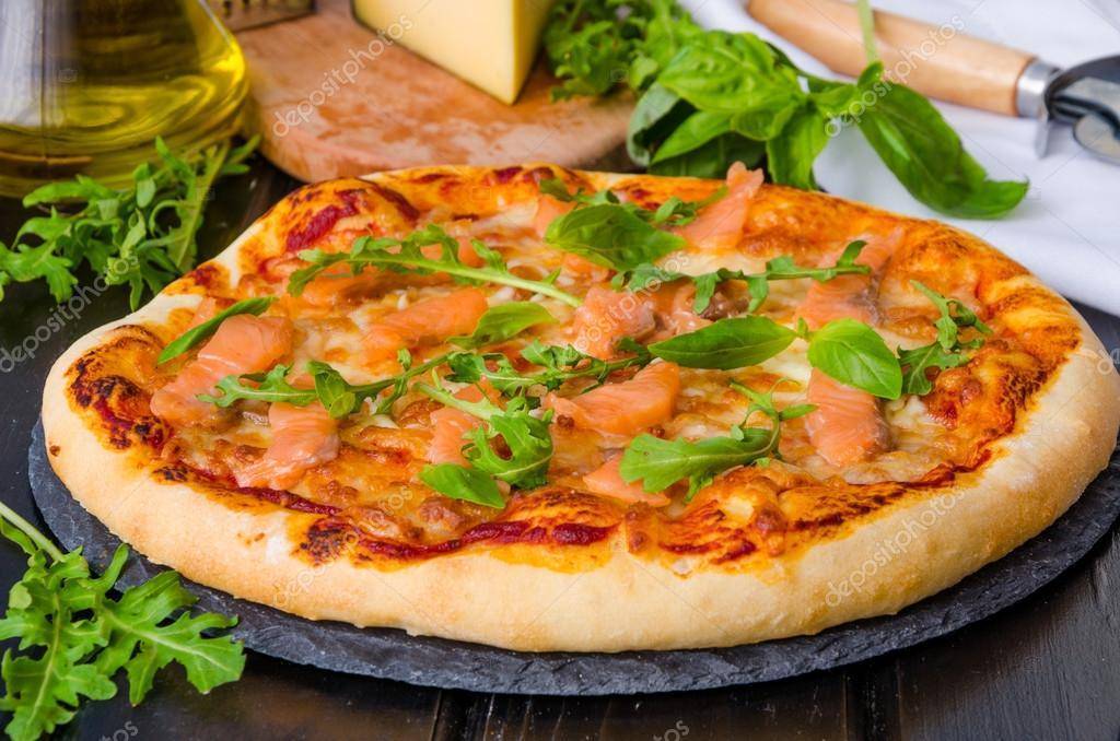 Пицца с колбасой помидорами и сыром рецепт с фото пошагово и видео - 1000.menu