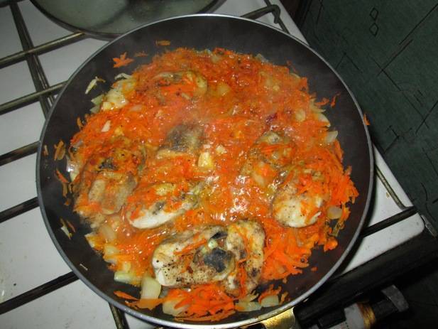 Как потушить рыбу на сковороде вкусно