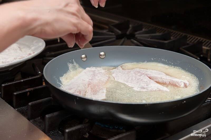 Как жарить рыбу на сковороде в муке