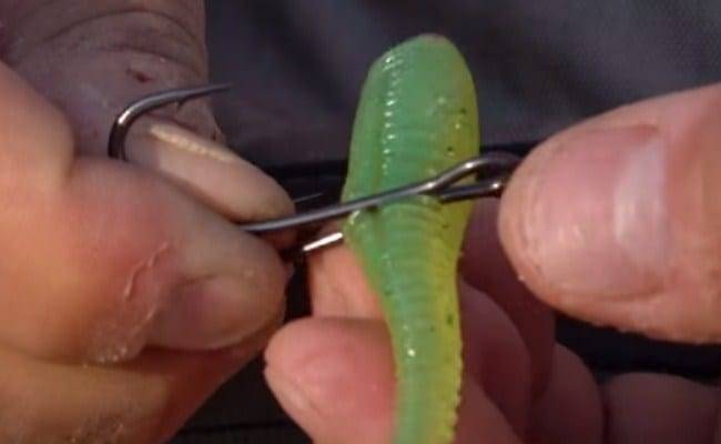 Как насадить силиконовую приманку на двойник? какими способами можно надеть оснастку на двойной крючок? как надеть резиновую рыбку правильно?