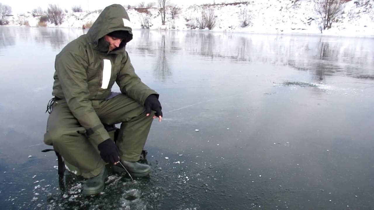Как ловить карася по первому льду на пруду