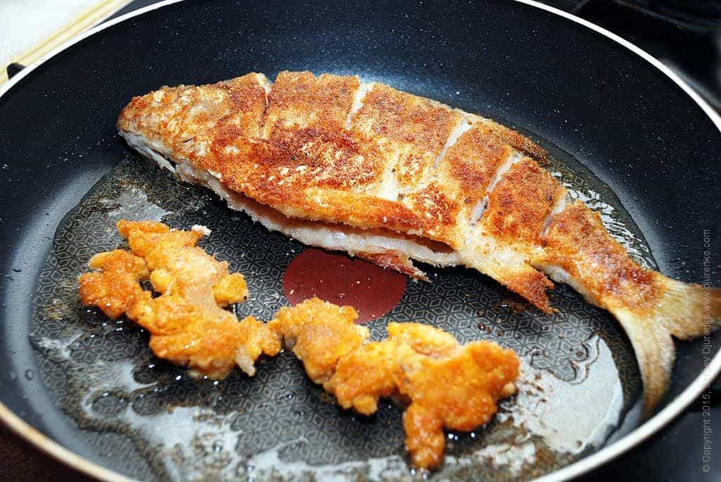 Как пожарить рыбу на сковороде с мукой?