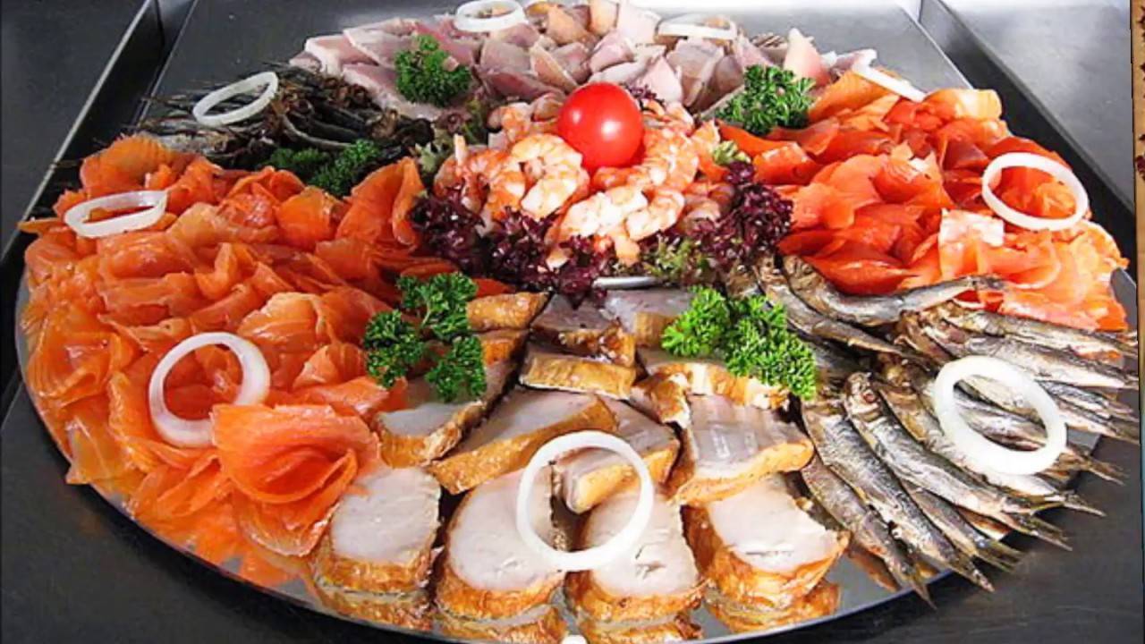 Рыбная нарезка (24 фото): оформление блюд на праздничный стол в домашних условиях. как красиво нарезать и украсить ассорти из красной рыбы?