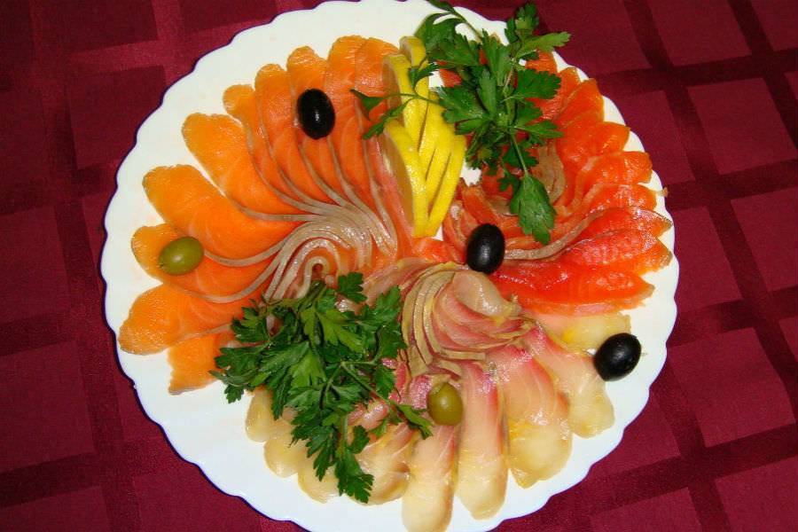 Нарезки на праздничный стол красивые в домашних условиях: мясные, сырные, овощные, фруктовые, колбасные, рыбные. как красиво выложить, украсить и оформить и нарезку?