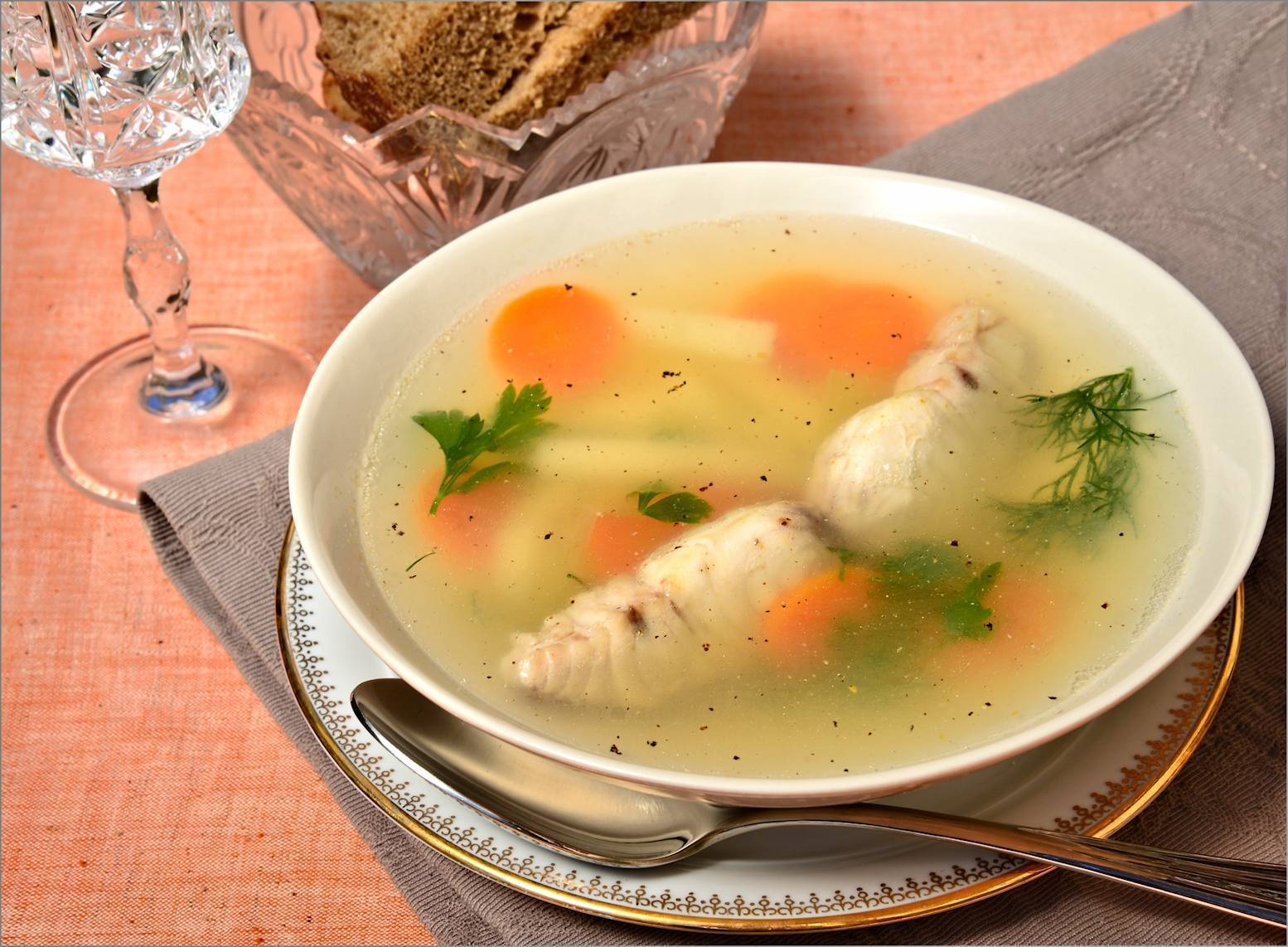 Рыбный суп уха из стерляди с белым вином рецепт с фото - 1000.menu
