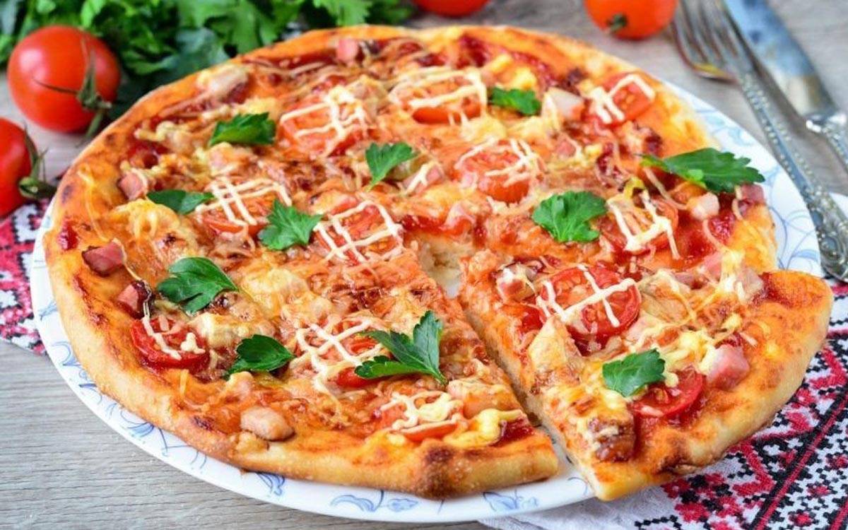 Пицца со сливочным сыром и лососем